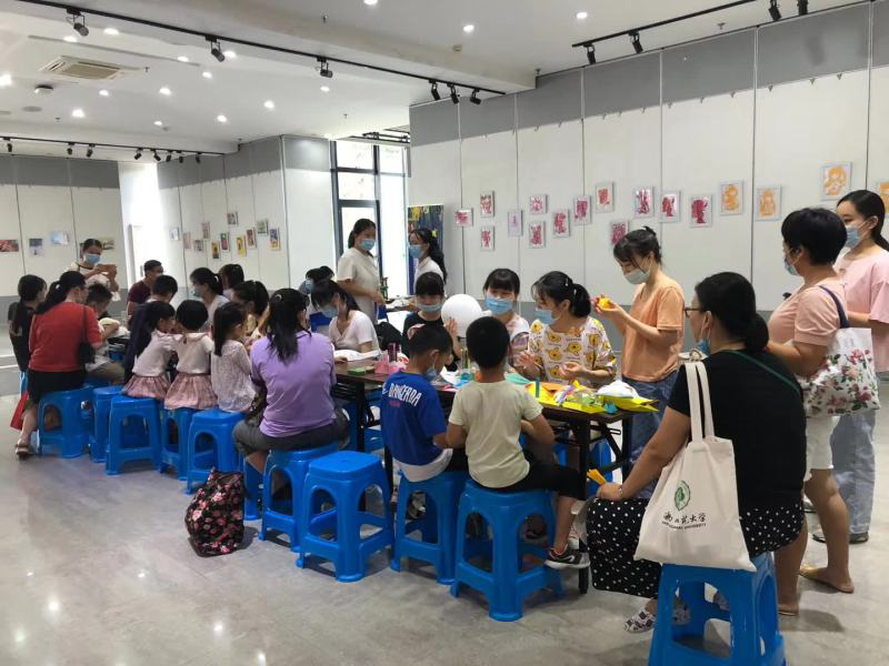 學(xué)前教育系在省圖書館舉行“孩子的視界”手工美術(shù)玩教具親子活動(dòng)