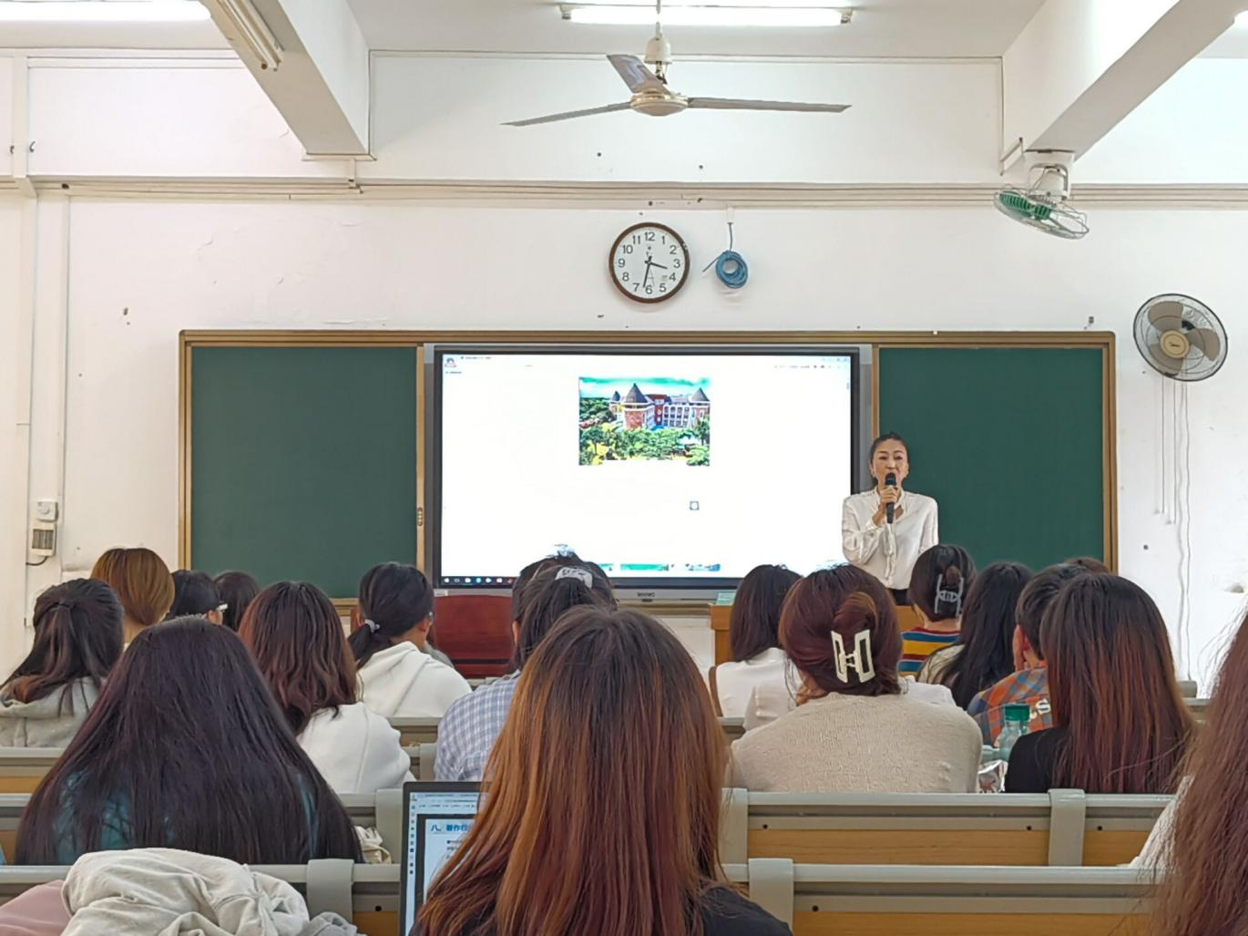 青年之聲教育學(xué)院創(chuàng)新創(chuàng)業(yè)周-教師的職業(yè)素養(yǎng)