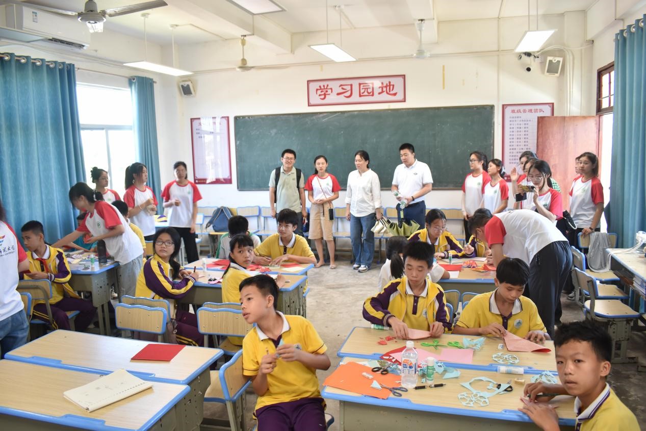 海師教師團(tuán)隊(duì)赴舊州中學(xué)慰問志愿者們