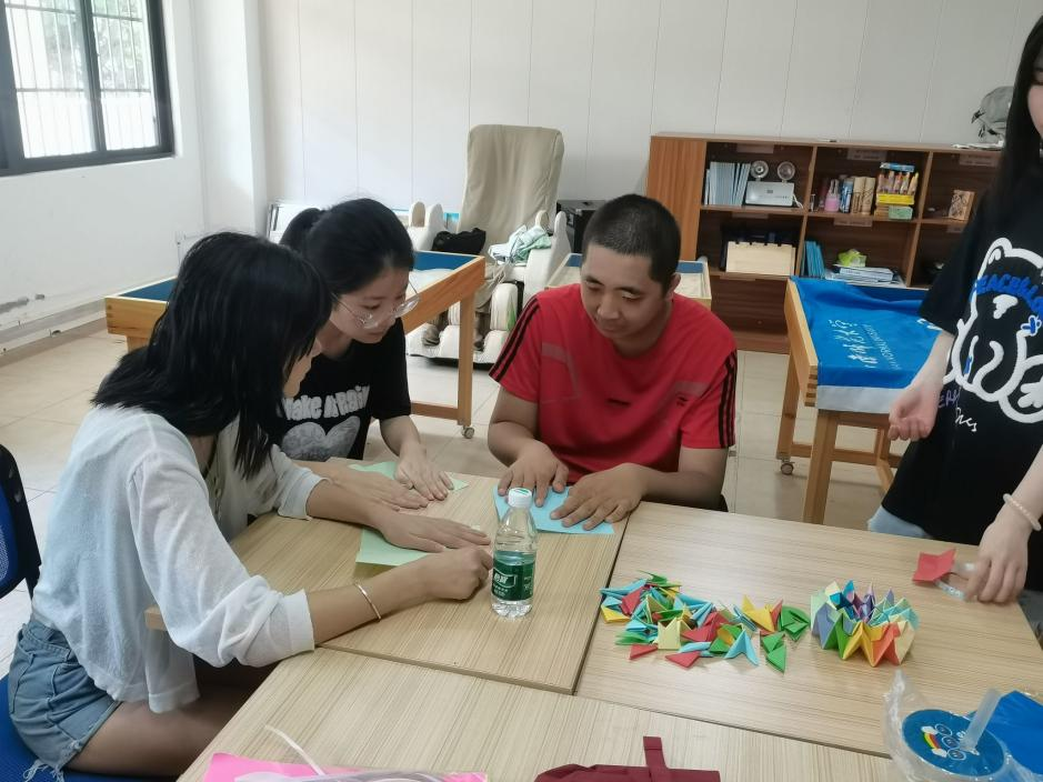 青年之聲?教育學院 “溫暖助殘日,義賣校園行”主題活動