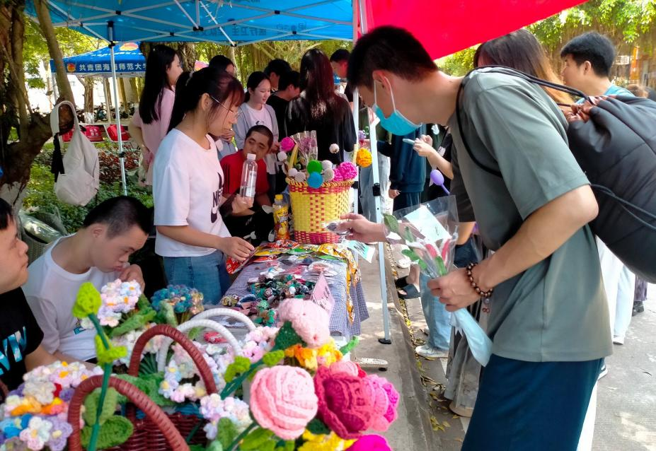 青年之聲?教育學院 “溫暖助殘日,義賣校園行”主題活動