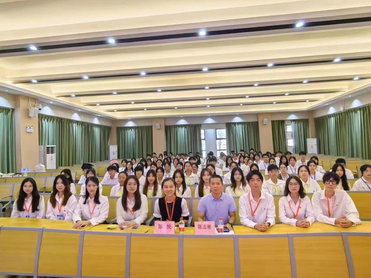 2023年教育學(xué)院團(tuán)委、學(xué)生會(huì)、青年志愿者協(xié)會(huì)、新媒體運(yùn)行中心授牌大會(huì)