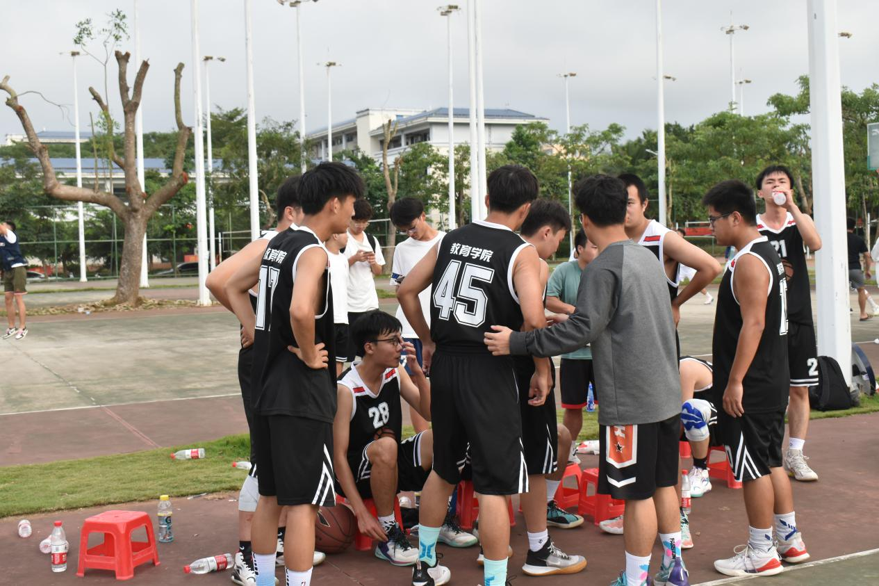 青年之聲?教育學(xué)院 “激情對(duì)抗展風(fēng)采，青春獻(xiàn)禮黨的二十大”校籃球賽